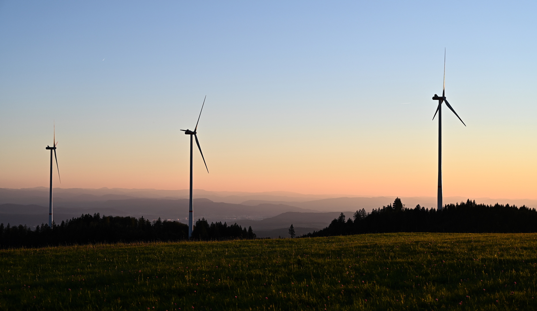 Windräder im Sonnenuntergang