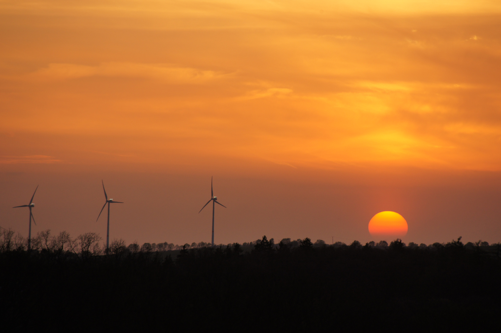 Windräder im Sonnenuntergang - III