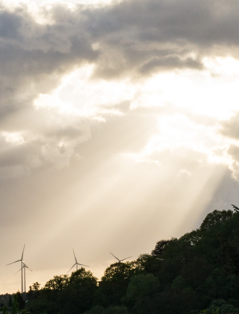 Windräder im Wolkenbruch