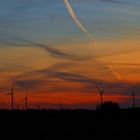 Windräder in blauer Stunde Sonnenuntergang