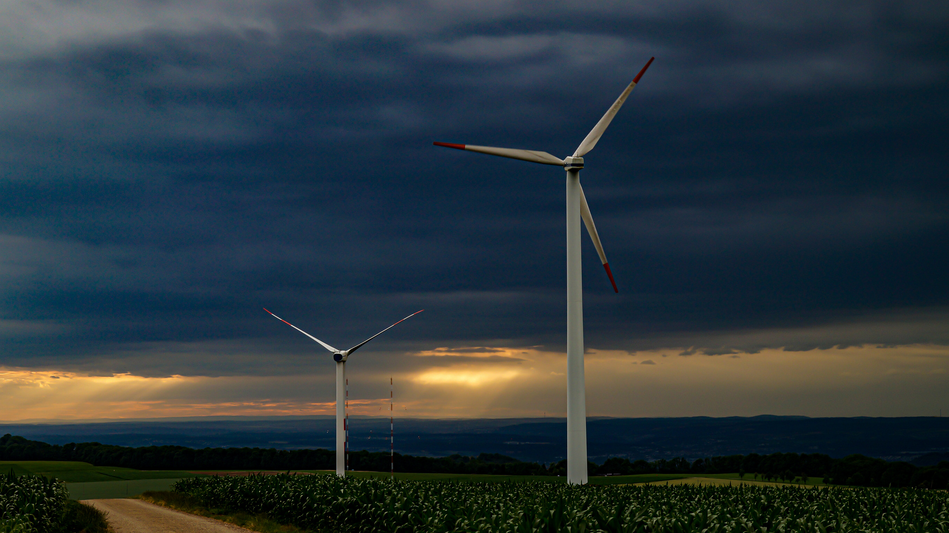 Windräder in den Feldern