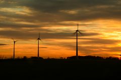 Windräder in der Abendsonne