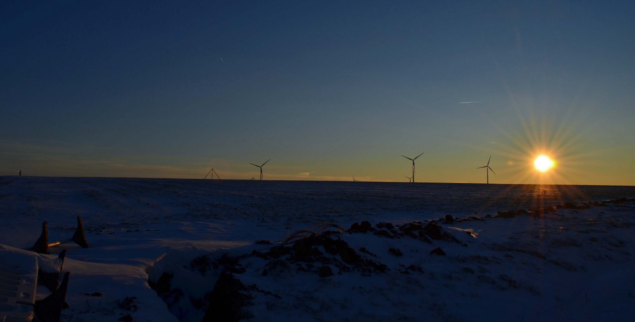 Windräder in der Wintersonne