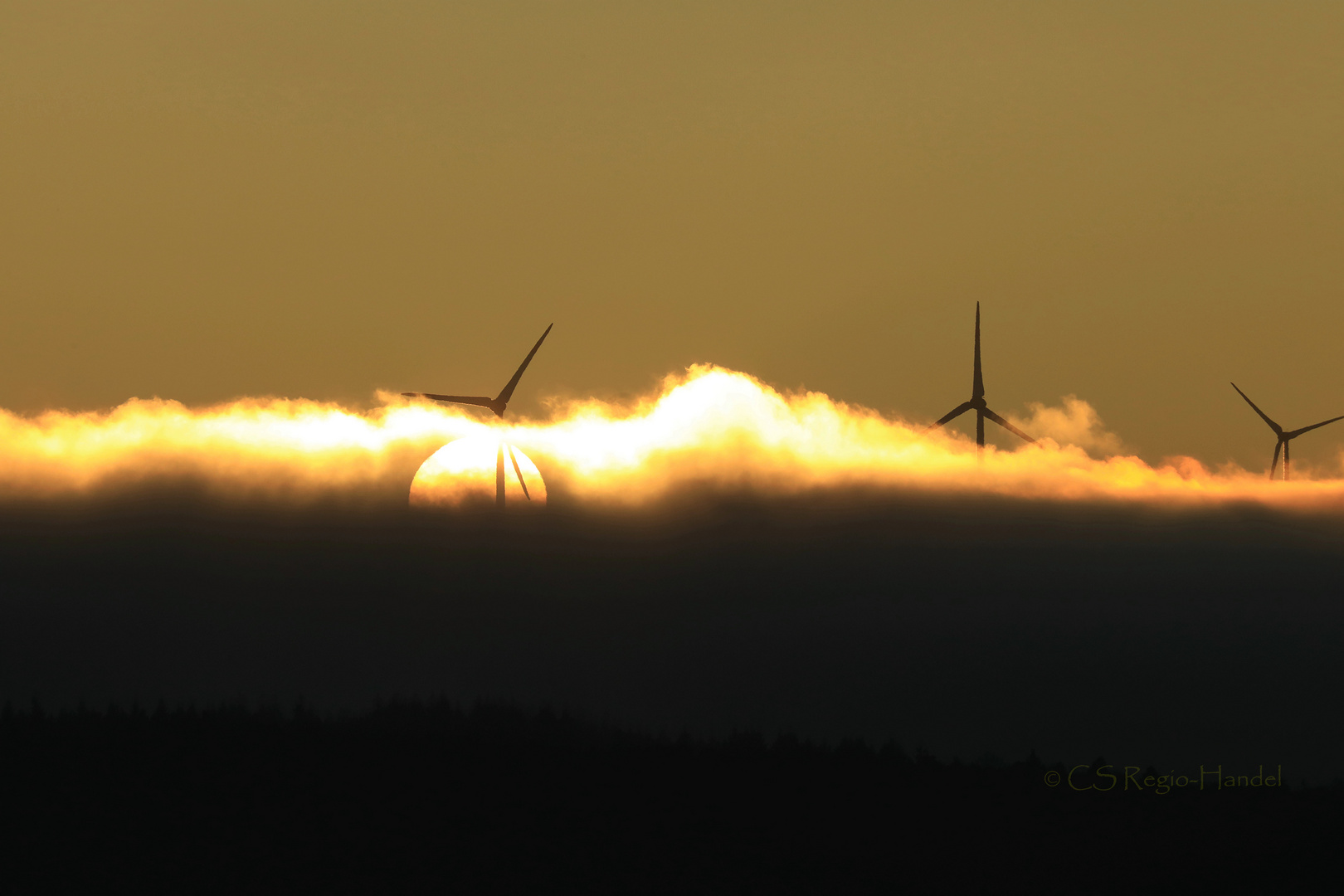 Windräder in Sonnenwolken