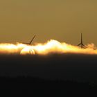 Windräder in Sonnenwolken