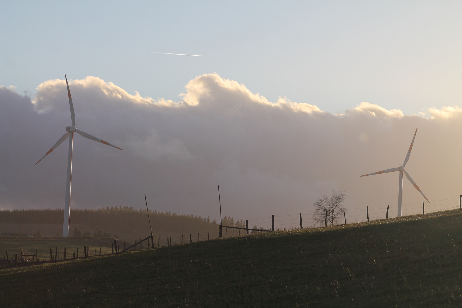 Windräder kurz vor Sonnenuntergang