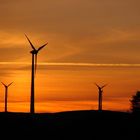 Windräder nach Sonnenuntergang