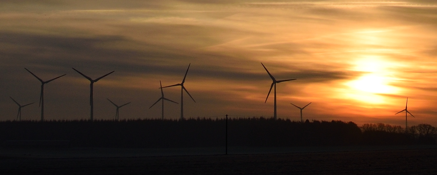 Windräder und Sonnenaufgang