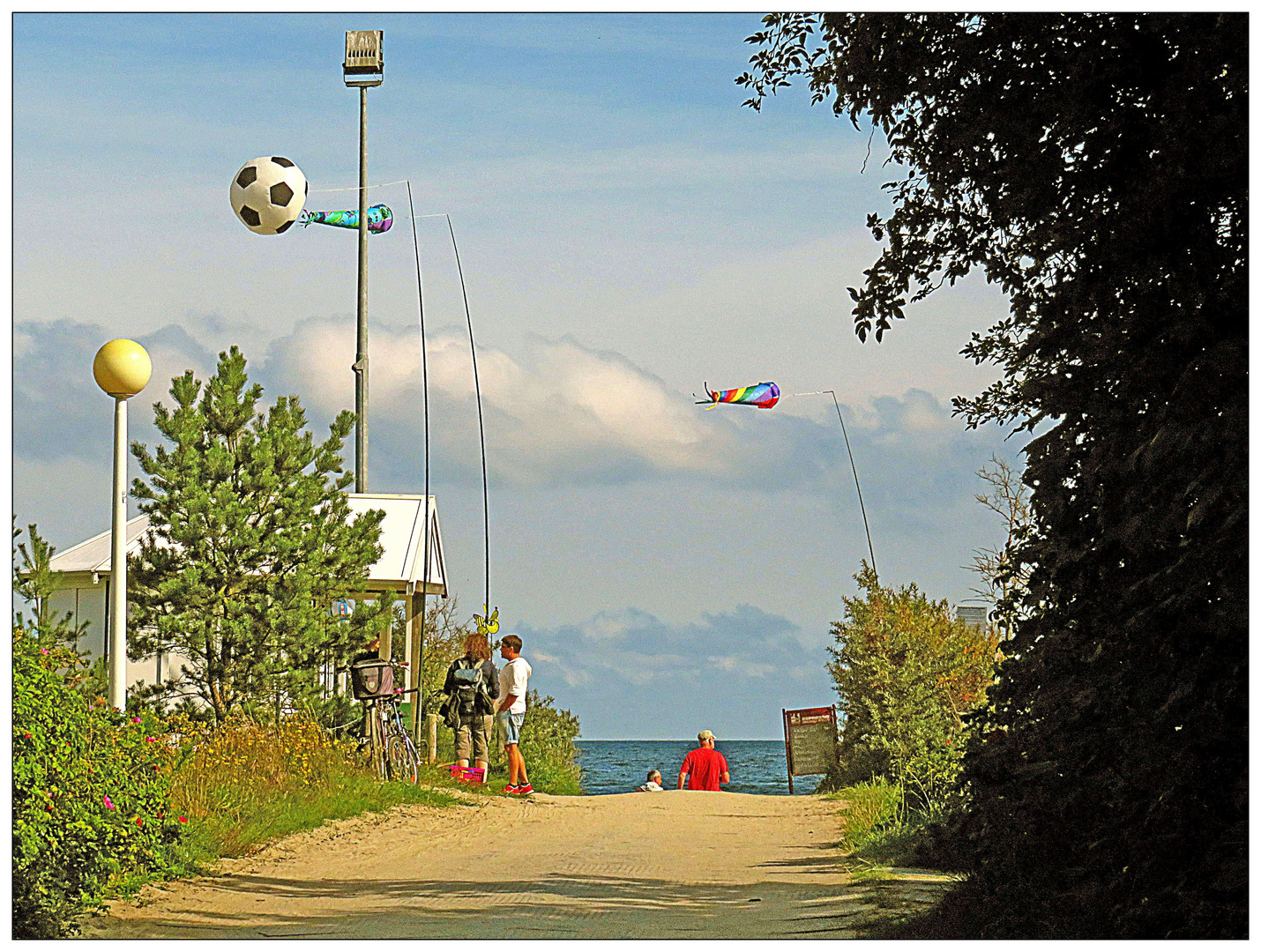 Windsäcke am Strandzugang