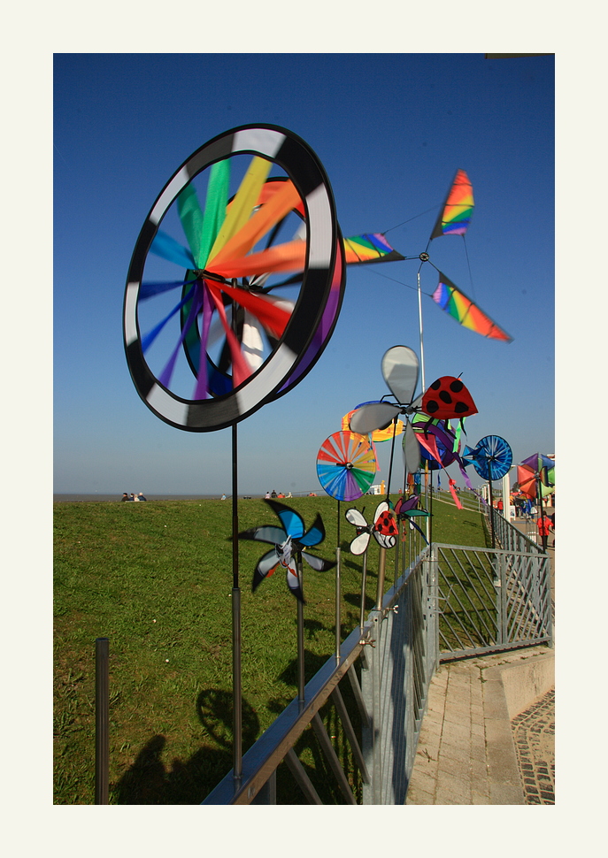 Windspiele an der Promenade in Cuxhaven Duhnen