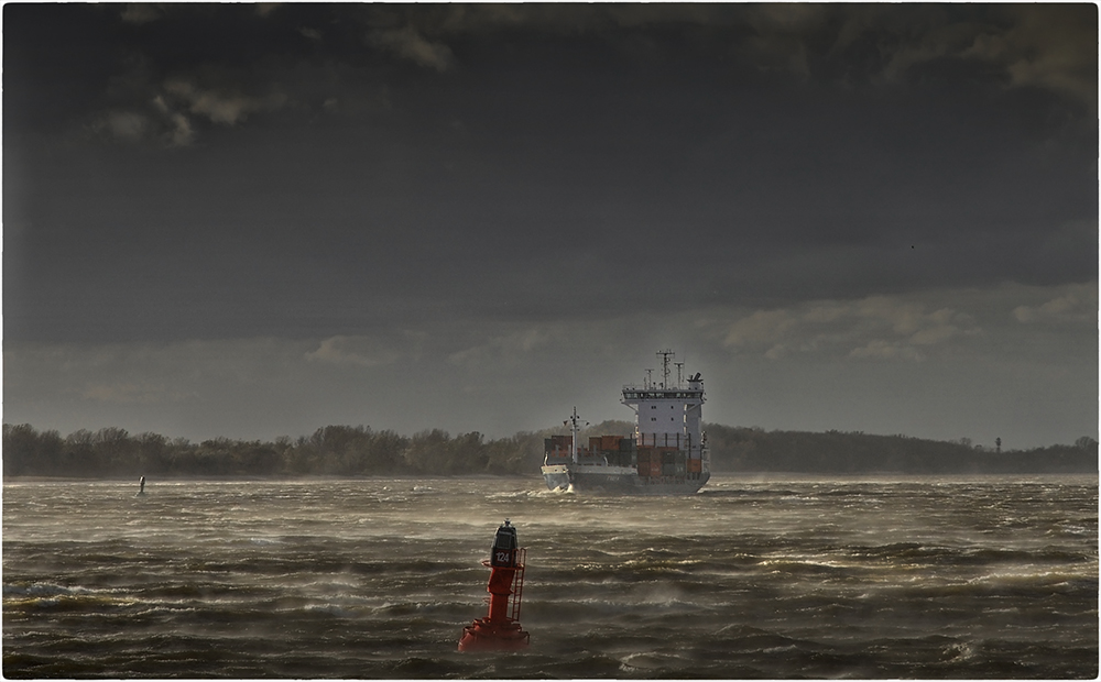 Windstärke 11 - 12 auf der Elbe