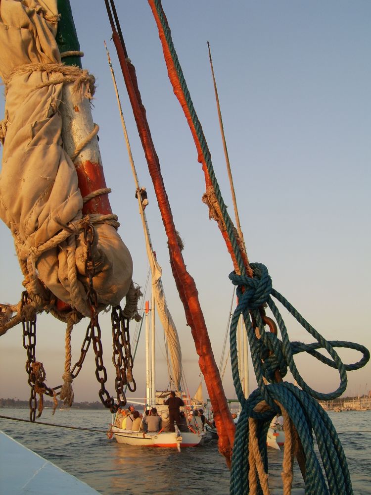 Windstille auf dem Nil bei Luxor