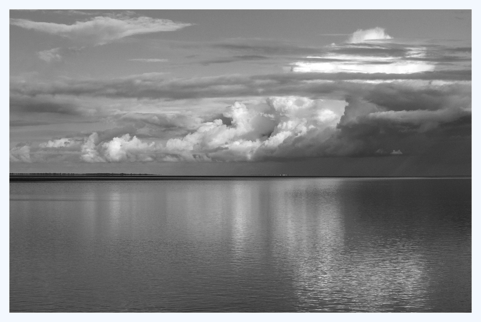 Windstille und Wolken über...