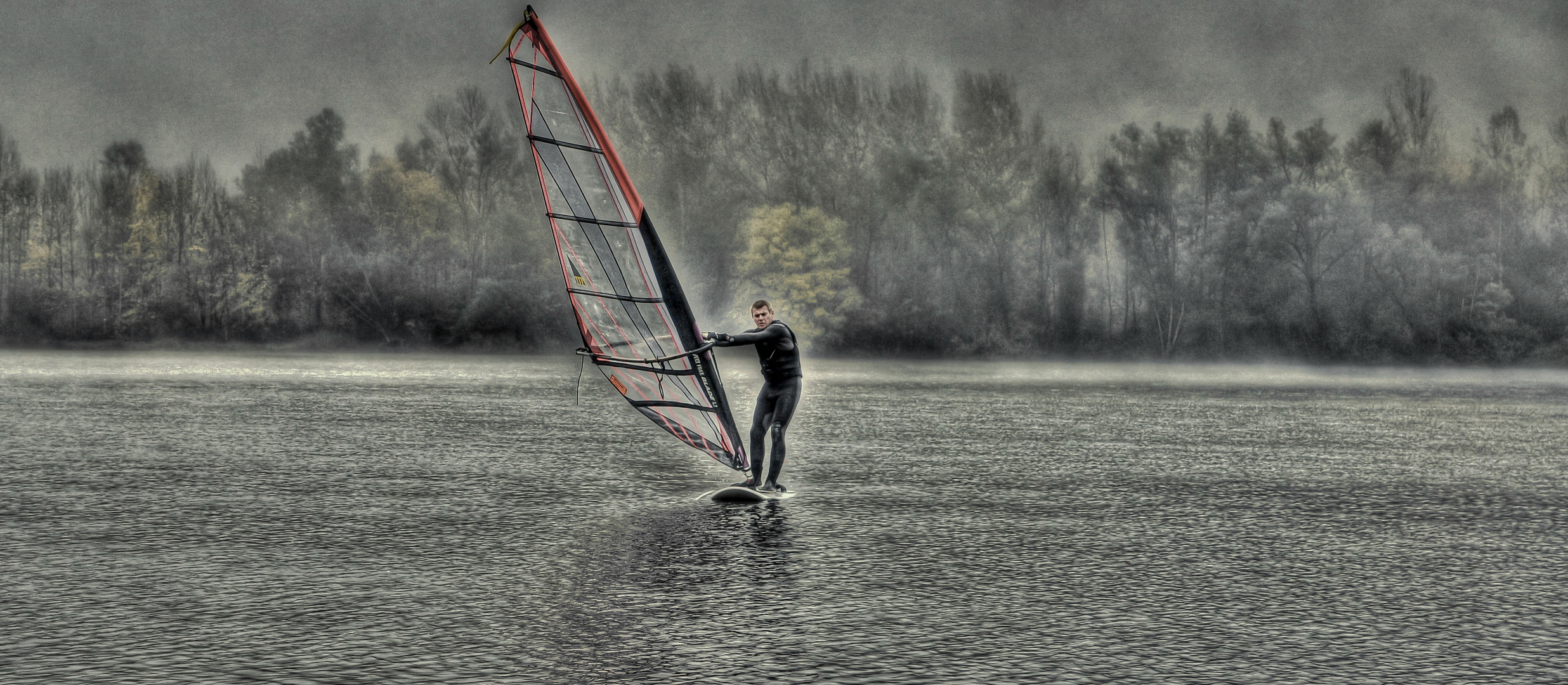 Windsurfen im Morgennebel