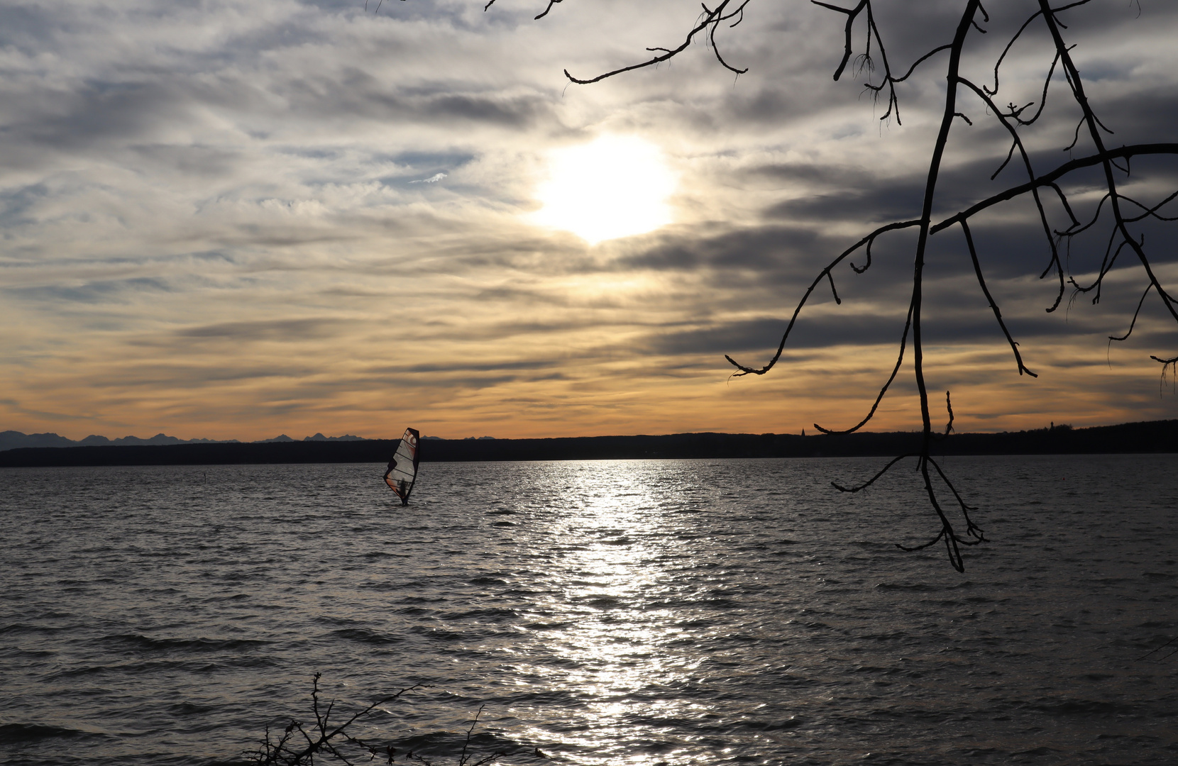 Windsurfen im Sonnenuntergang