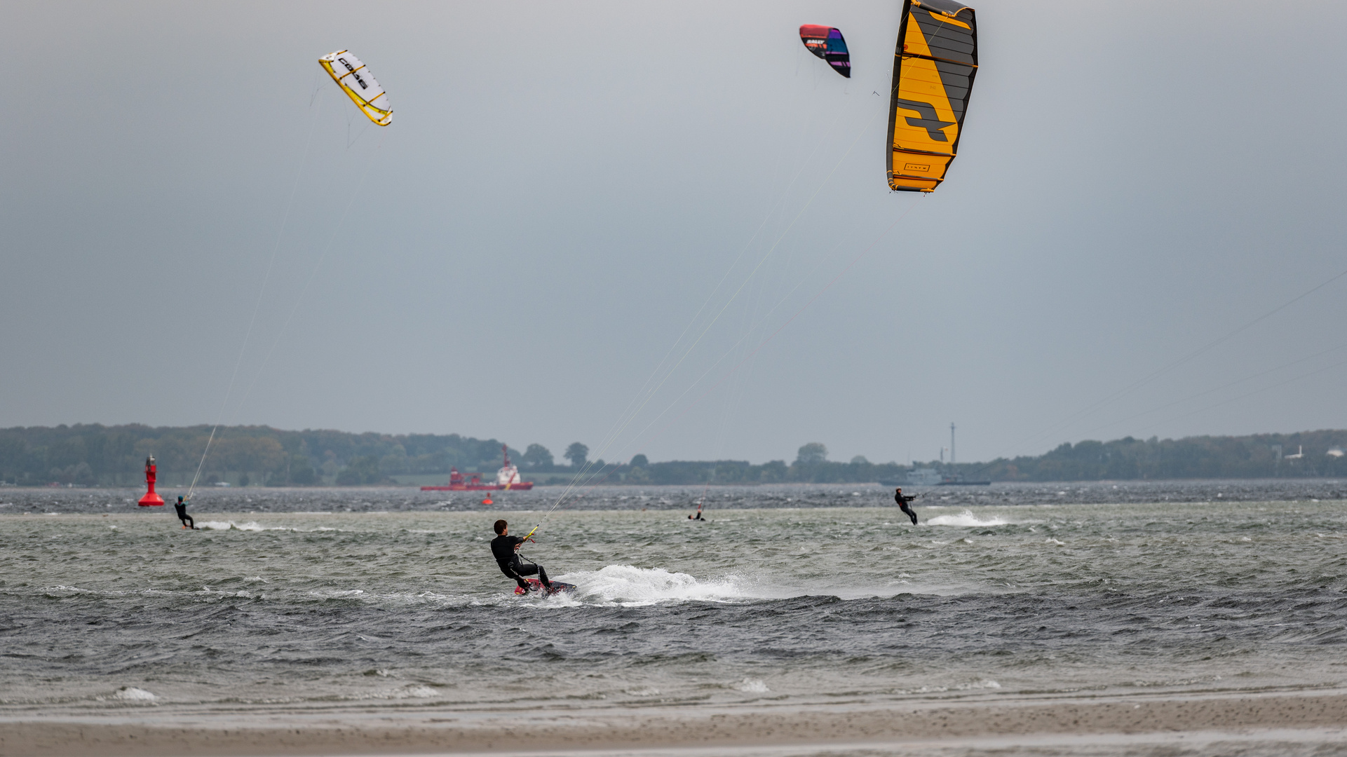 Windsurfen in der Kieler Förde im Herbst