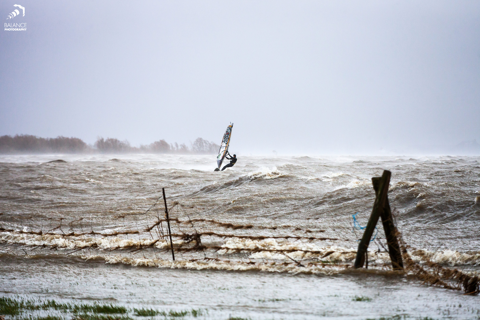 Windsurfer auf der Elbe während des Orkans Niklas