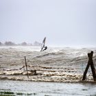 Windsurfer auf der Elbe während des Orkans Niklas