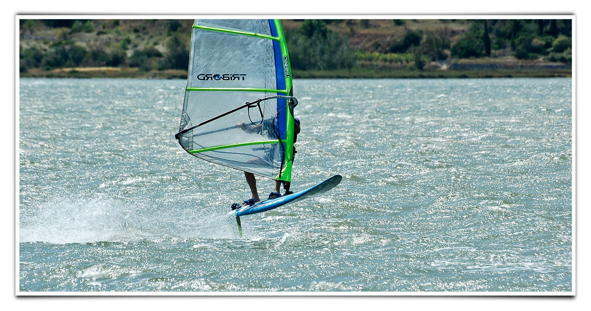 Windsurfer bei genialen 8 Bft. im Süden Frankreichs