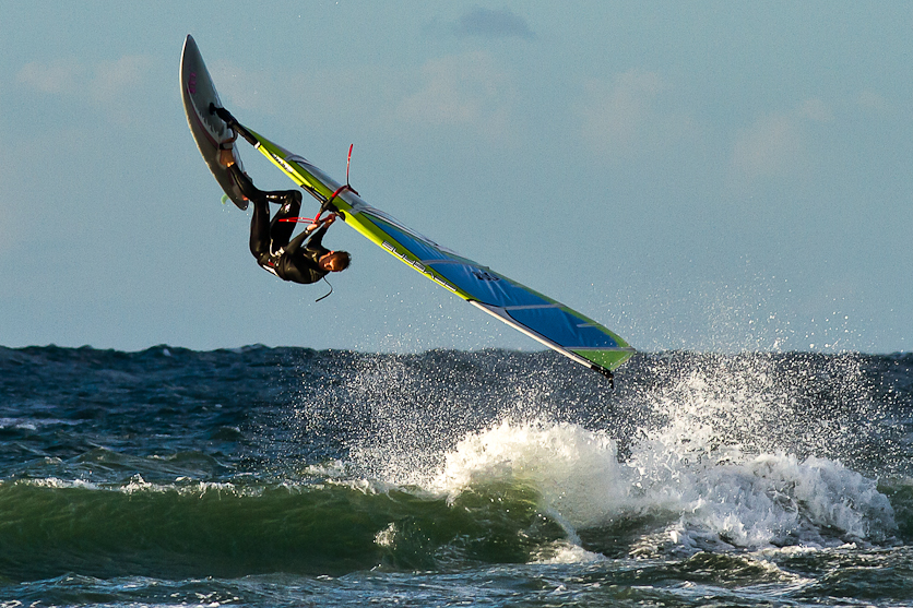 Windsurfer beim Backloop