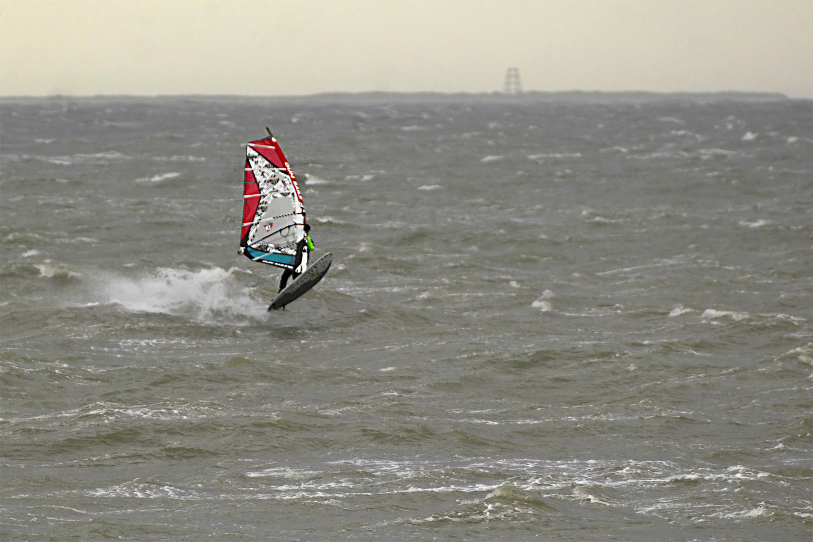 Windsurfer vor dem Borkumer Südstrand bei Windgeschwindigkeiten von mehr als 100km/h