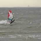 Windsurfer vor dem Borkumer Südstrand bei Windgeschwindigkeiten von mehr als 100km/h