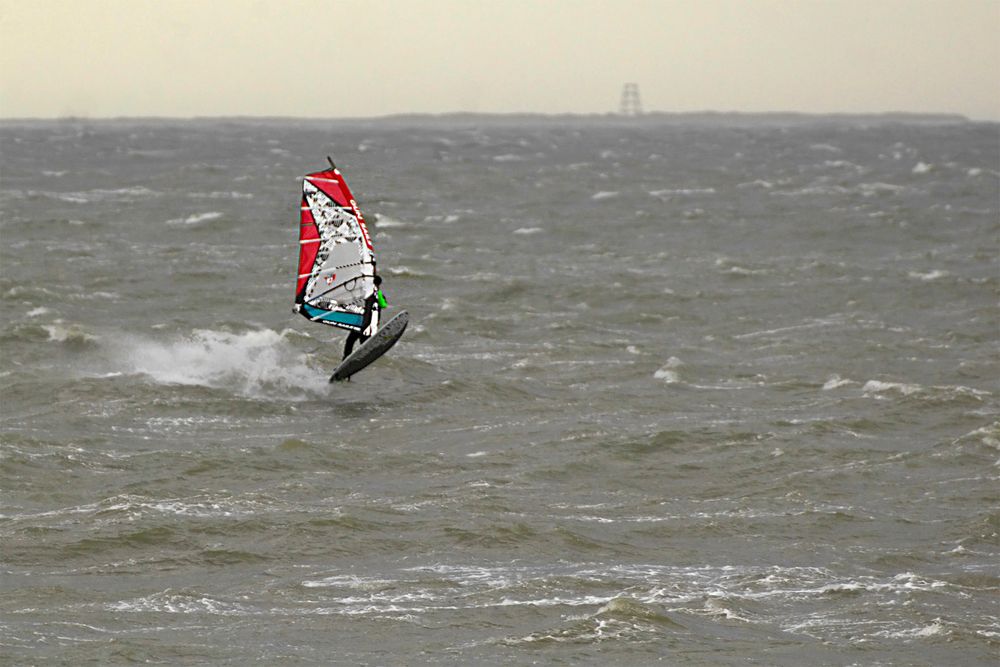 Windsurfer vor dem Borkumer Südstrand bei Windgeschwindigkeiten von mehr als 100km/h