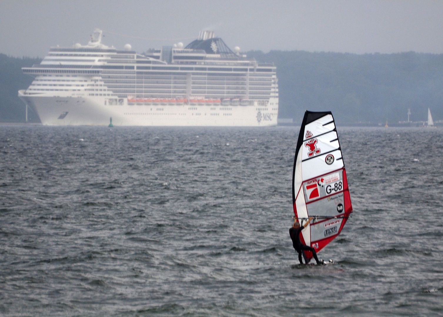 Windsurfer vor Strande