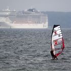 Windsurfer vor Strande