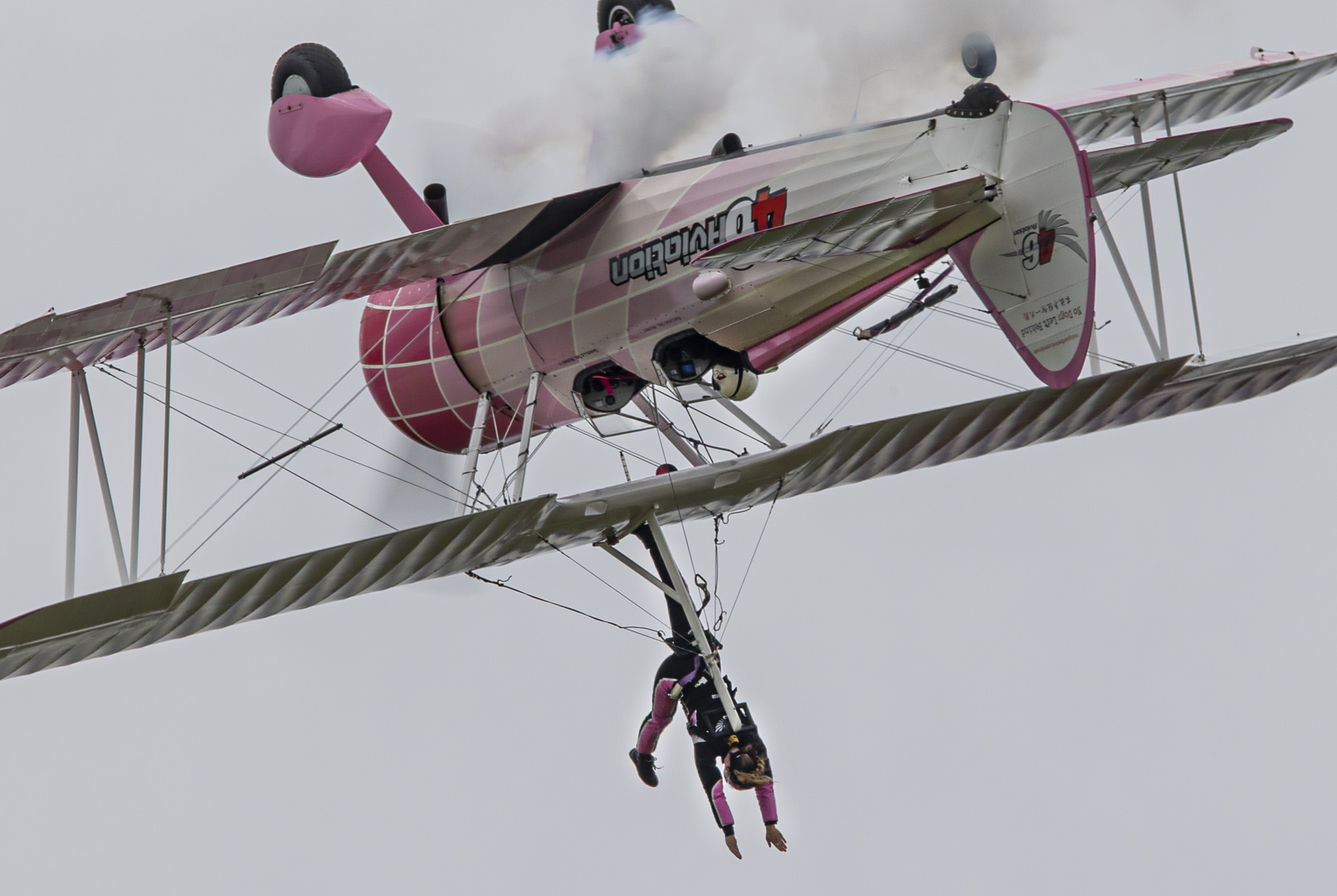 Wingwalker auf dem Rücken