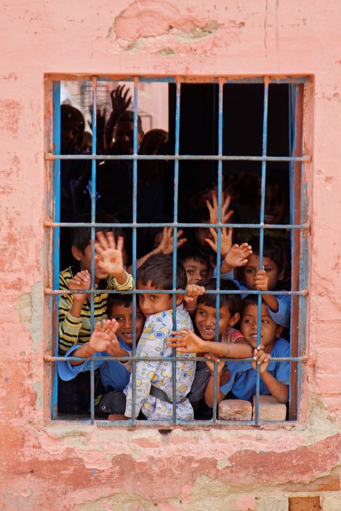 winkende Kinder in einer Dorfschule in Rajasthan/ Indien von Kopp Corinna 