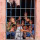 winkende Kinder in einer Dorfschule in Rajasthan/ Indien