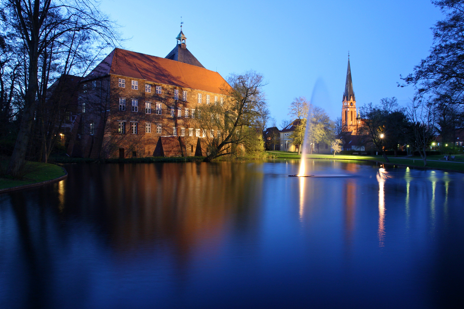 Winsen - Schloß bei Nacht mit Wasser