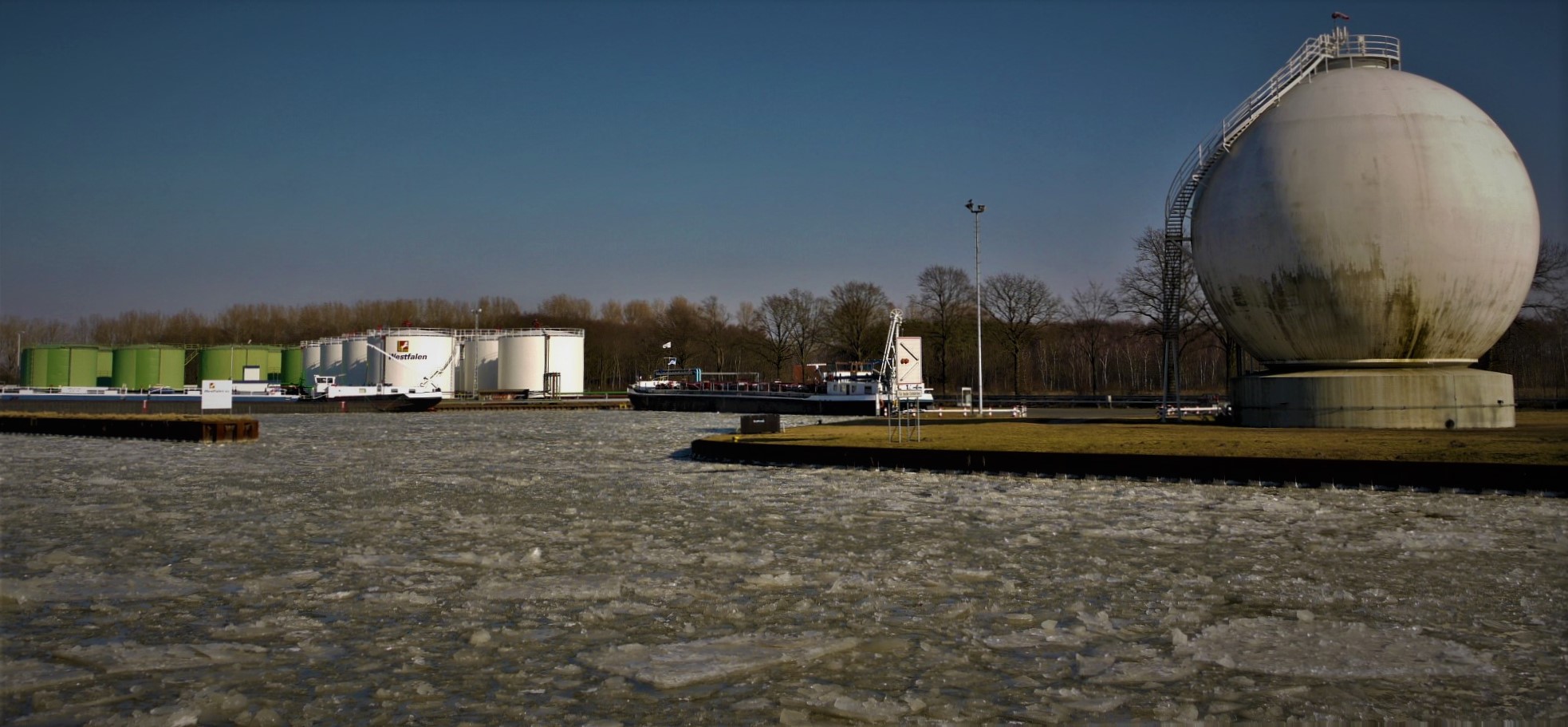 Winter 2012 - Das zugefrorene Tanklager Münster-Gelmer am Dortmund-Ems-Kanal