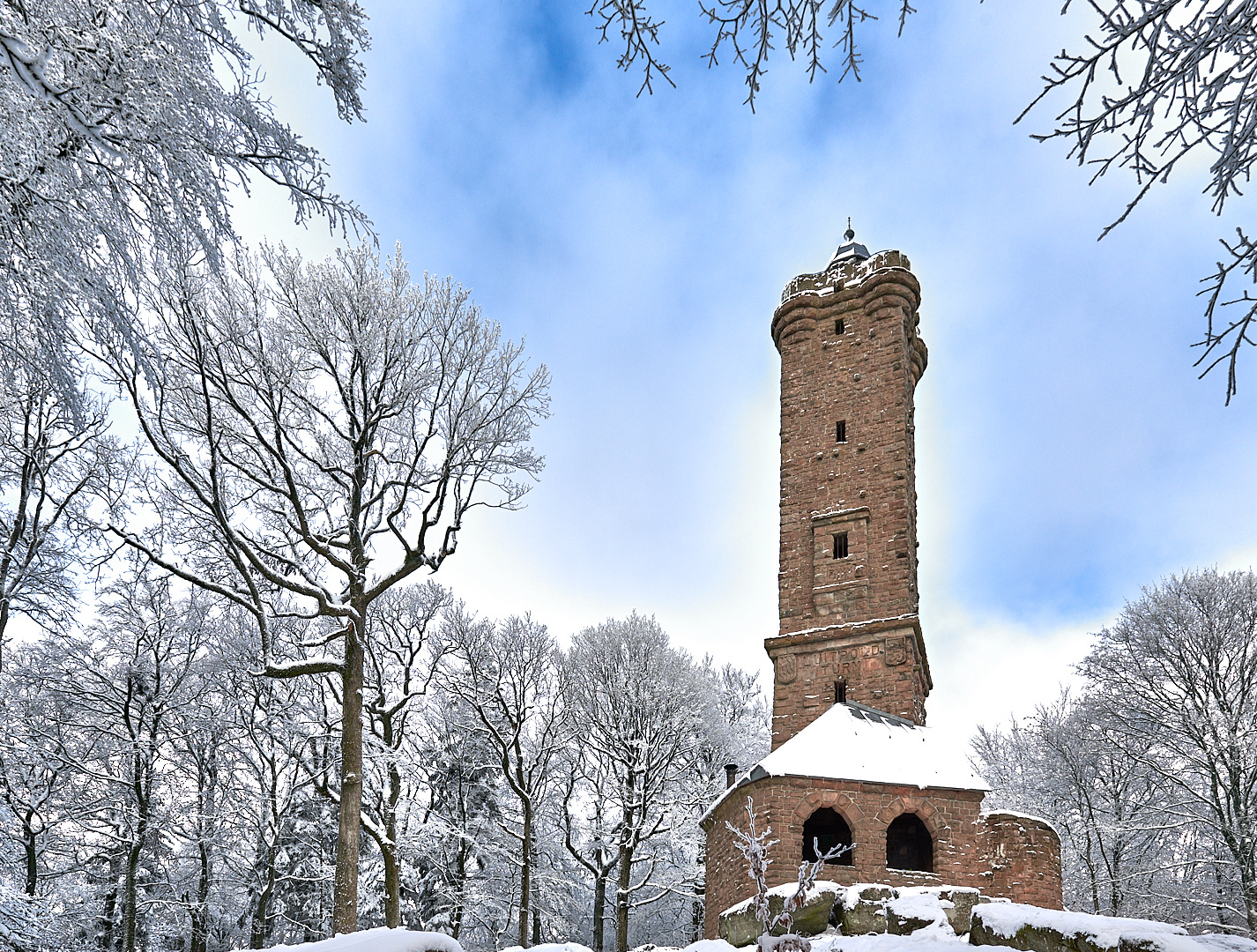 Winter am Luitpoldturm, mit einer der schönsten Aussichtstürme in der Pfalz.