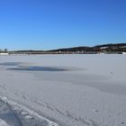 Winter am Möhnesee, Blick vom Nordufer zur Möhnesee-Brücke