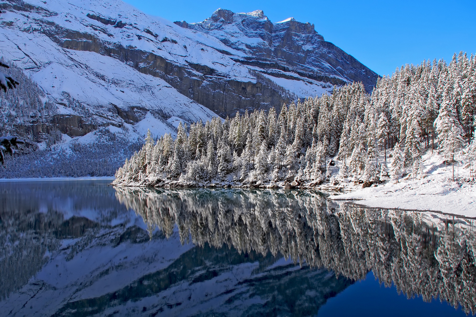  Winter am Oeschinensee! - Ce beau lac de montagne se trouve à 1578 mètres d'altitude.