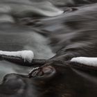 Winter am reißenden Fluß