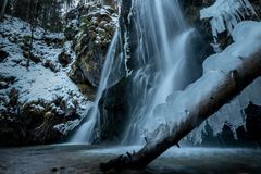 Winter am Wasserfall