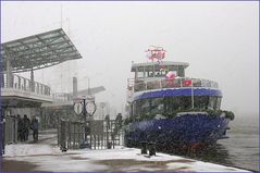 *Winter an den St. Pauli Landungsbrücken*