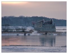 Winter an der Dömitzer Eisenbahnbrücke