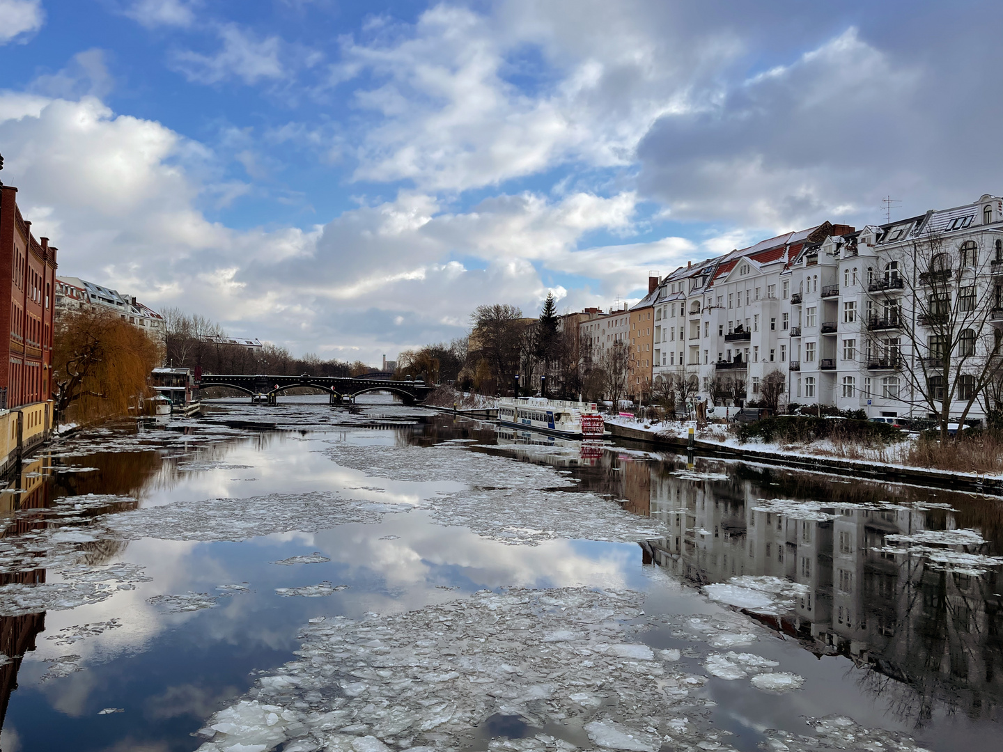 Winter an der Spree in Berlin