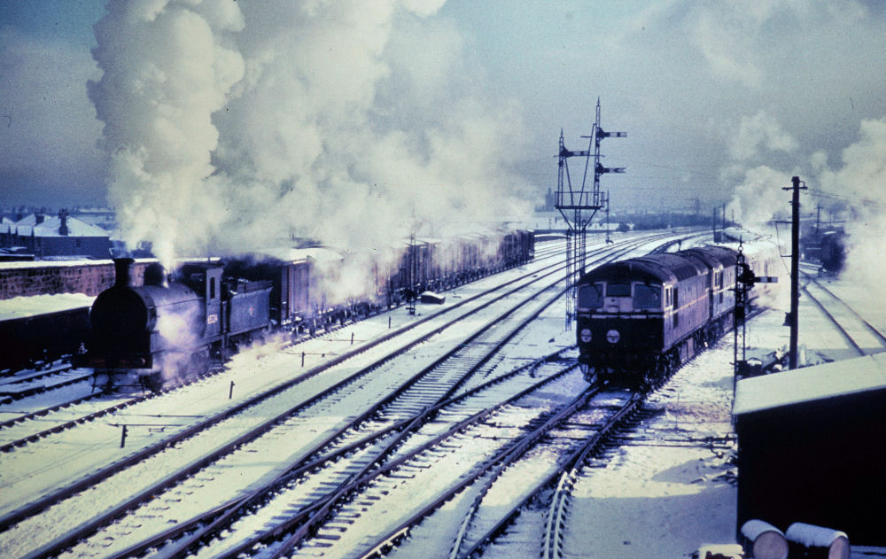 Winter bei der Eisenbahn in Schottland