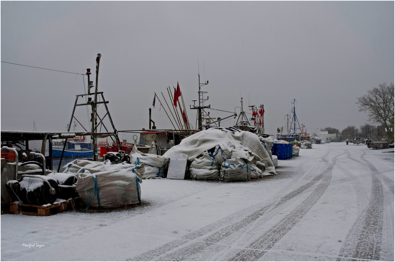 Winter im kleinen Hafen von Barhöft...
