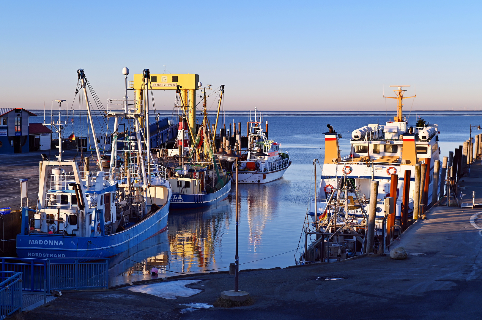 Winter im kleinen Hafen von Strucklahnungshörn