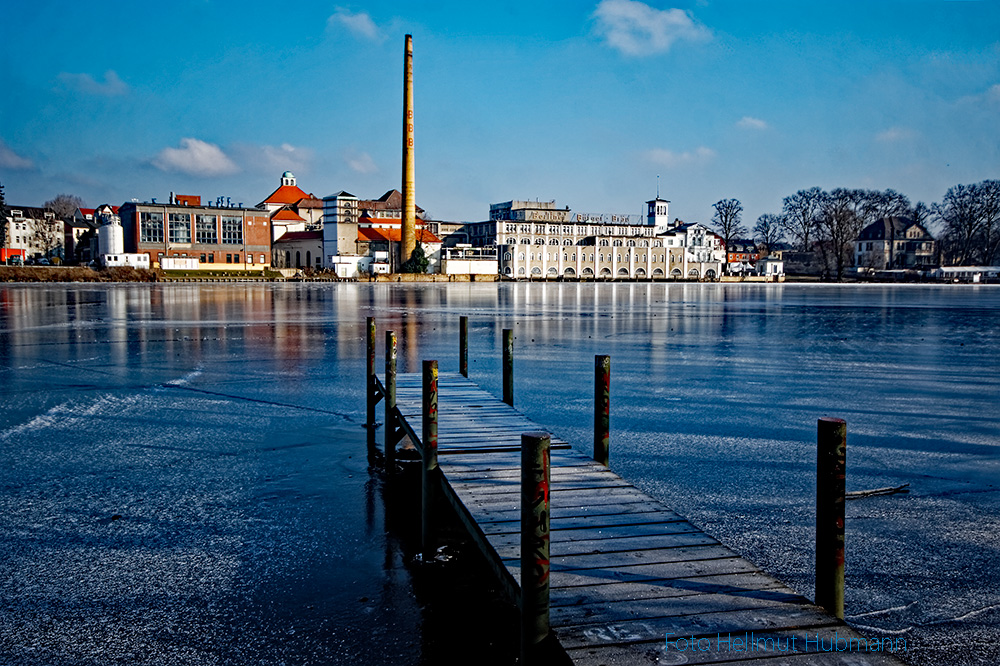 WINTER IN BERLIN MIT VEREISTER SPREE UND EHEMALIGER BRAUEREI