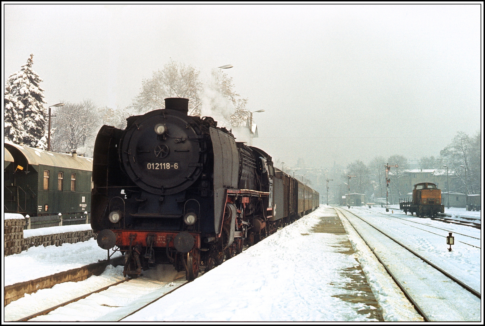 Winter in Pößneck, 01 118 und eine Postkutsche ins Bild gefahren