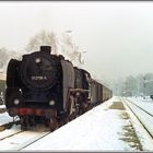 Winter in Pößneck, 01 118 und eine Postkutsche ins Bild gefahren