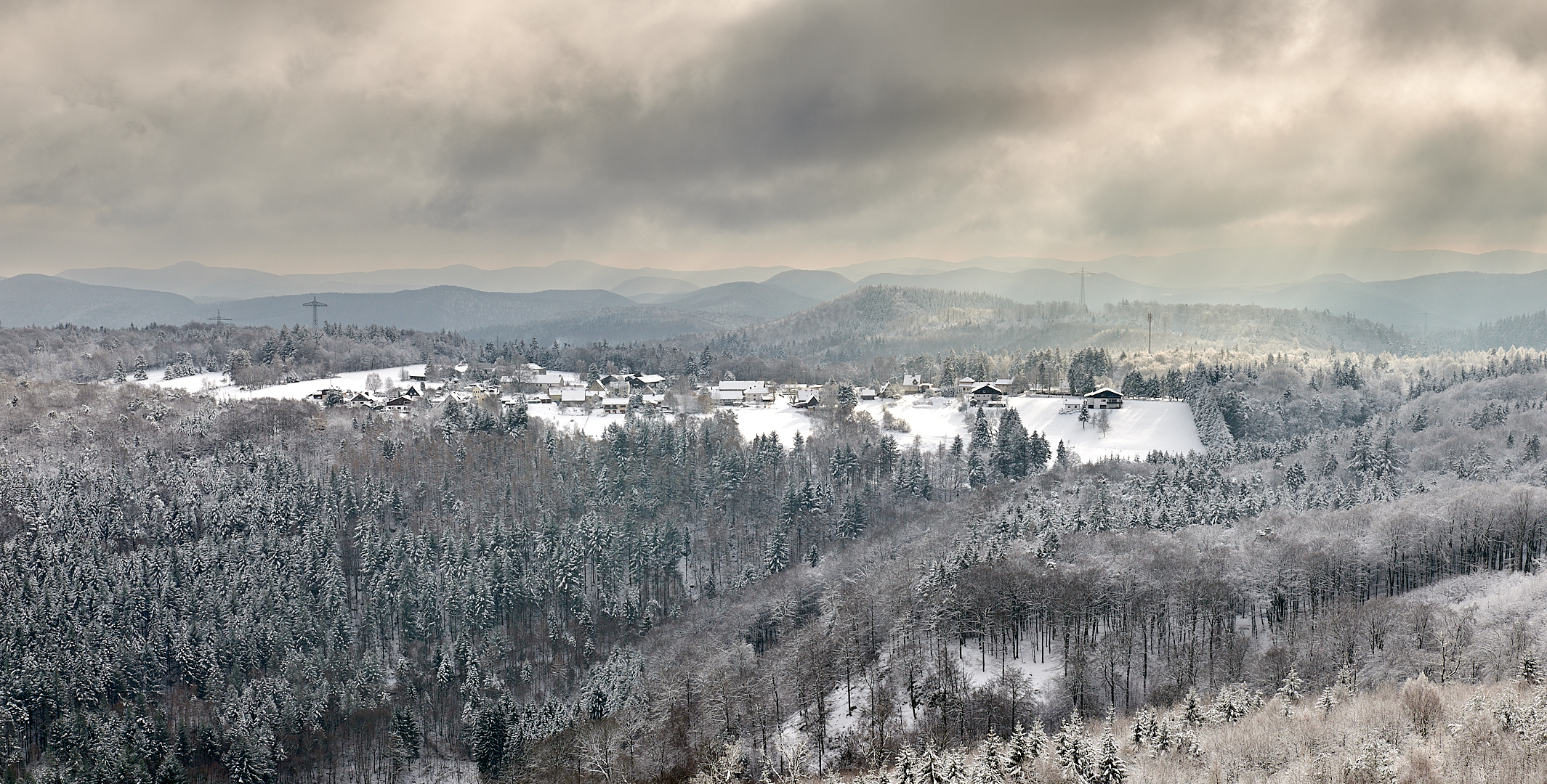 Winter-Lichtstimmung auf dem Hermersberger Hof, mit einer Höhe von 550 m ü.N, ist er die...