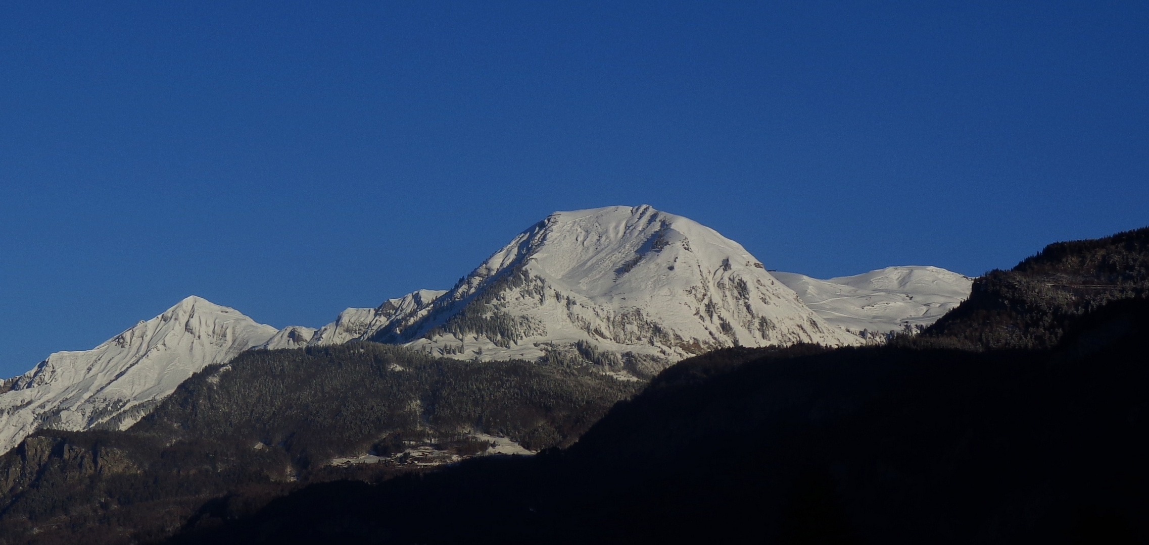 Winter Morgenstimmung Bilck zum Brienzerrothorn und Wilerhorn